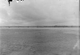 Puente sobre el río Esla, en el km 107,052 de la línea de Palencia a Coruña, entre los municipios...