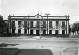 Habilitación de un local en el edificio de viajeros de la estación de Sevilla para el Regimiento ...