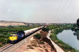 Locomotora diésel - eléctrica 333 - 047 de RENFE, fabricada por MACOSA y pintada en amarillo y gr...