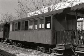 Coche de viajeros de 3ª clase C f 17, detenido en la estación de Denia de la línea de vía estrech...