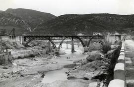 Vista del puente de La Garoneta sobre el río Gallego, situado en el km 55,489 de la línea de Hues...