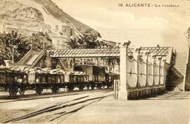 Pasarela peatonal que cruzaba sobre las vías del tren de la estación clasificadora de Mercancías ...