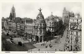 Vista de la calle de Alcalá, por la que avanzan varios tranvías, y de la Avenida de José Antonio ...