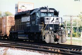 Composición de mercancías entrando en Decatur, Illinois. Al frente, la locomotora NS-6155 (SD40-2)