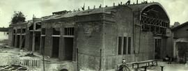 Fachadas frontal y lateral del lado de los cubiltes de los talleres de fundición en la estación d...