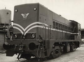 Locomotora diésel - eléctrica 2201, de construcción francesa, de la serie 2200 de los Ferrocarril...