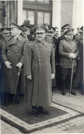 Vista en primer plano del del Jefe de Estado, Francisco Franco, junto con algunas de las autorida...