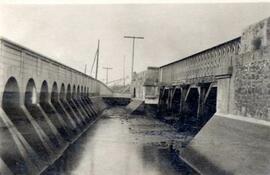 Obras de defensa ejecutadas en el puente de hormigón sobre la ribera de la Nicoba, también denomi...