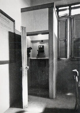 Cabina telefónica en la estación de León