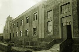 Fachada principal del depósito de tracción eléctrica de León, en la línea de Palencia a A Coruña