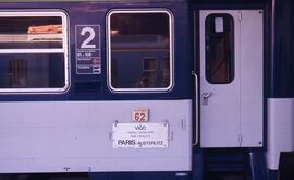 Coche de viajeros de la línea Vigo - París de la SNCF, detenido en la estación de Vigo - Urzáiz