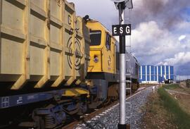 Composición formada por locomotora diésel - eléctrica de la serie 319 - 400 de RENFE y contenedor...