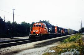 Composición de mercancías, con tres locomotoras. En cabeza la CN-6418 (GP40), CN-x417 y una GT si...