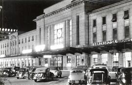 Vista nocturna de la fachada principal de la estación central de Cornavin de la ciudad suiza de G...