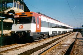 Unidades eléctricas serie 446 construidas por Construcciones y Auxiliar de Ferrocarriles (CAF) y ...
