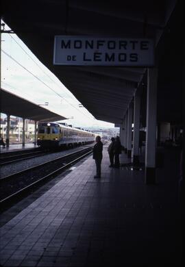 Automotores diésel regionales de la serie 592 de la línea de Bilbao a La Coruña y  de la línea de...