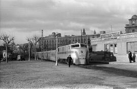 Locomotora Talgo Virgen de Begoña en Barcelona, ante Colón en la estación Término y por las calles