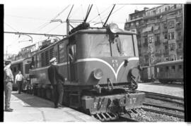 Locomotora eléctrica nº 17 de los Ferrocarriles Vascongados (FV), detenida en la estación de San ...