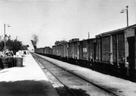Salida de la estación de Mogente de la línea de La Encina a Valencia