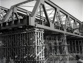 Sustitución del antiguo puente metálico sobre el río Duero, en las proximidades del km 237,514 de...