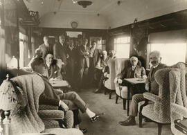 Personal ferroviario y personalidades en el interior de un coche-salón Pullman de la Compañía de ...