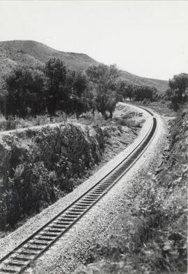 Vía en curva desde talud