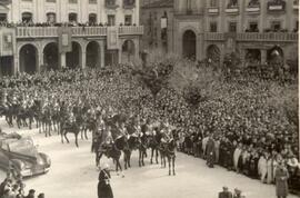 Vista de la plaza del Ayuntamiento de Segovia, denominada Plaza de Franco, de oficiales a caballo...