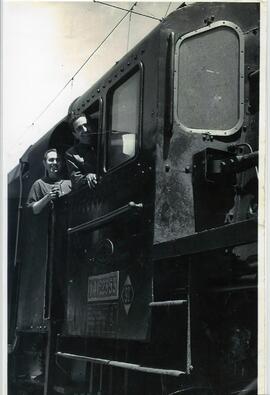 Personal ferroviario posando en el interior de la cabina de conducción de la locomotora de vapor ...