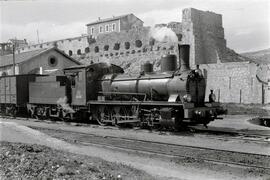 Composición de mercancías remolcada por la locomotora de vapor 040 - 2373 de la serie 040 - 2351 ...