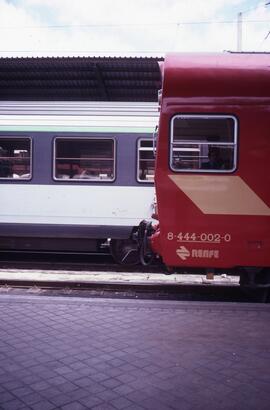 Automotores eléctricos de la serie 444 de RENFE, conocidos como electrotrenes, coches motores 9 -...