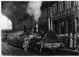 Tren del centenario en el interior de la estación de Madrid - Atocha