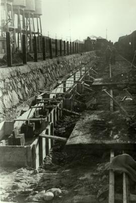 Depósito de locomotoras, de la estación de Monforte. Línea de Palencia a la Coruña.