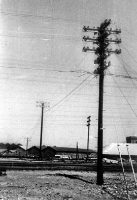 Poste de entronque y postes de comunicaciones, en la estación de Zaragoza - Campo del Sepulcro