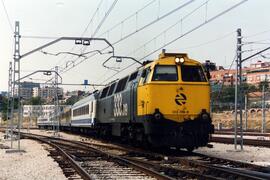 Locomotora diésel - eléctrica 333 - 019 de RENFE, fabricada por MACOSA y pintada en amarillo y gr...