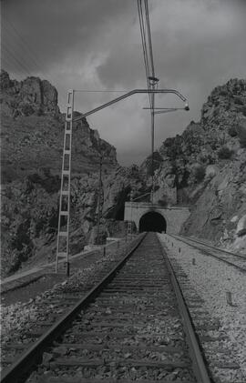 Túnel ferroviario en el km 271,854 de la línea de Alcázar de San Juan a Sevilla en Despeñaperros,...