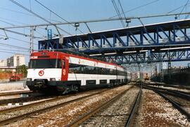 Unidades eléctricas serie 446 construidas por Construcciones y Auxiliar de Ferrocarriles (CAF) y ...