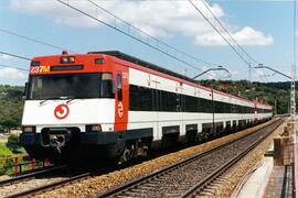 Unidades eléctricas serie 447 construidas por Construcciones y Auxiliar de Ferrocarriles (CAF) y ...