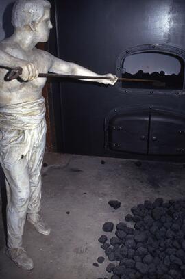 Pieza de un operario alimentando con carbón un horno, conservada en el Museo de la Ciencia y de l...