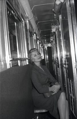 Sofía Loren posando en el interior de un coche de viajeros de la Compañía Internacional Wagons Li...