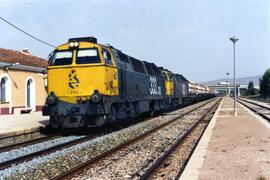 Locomotoras diésel - eléctricas 333 - 026 y 333 - 047 de RENFE, fabricadas por MACOSA y pintadas ...