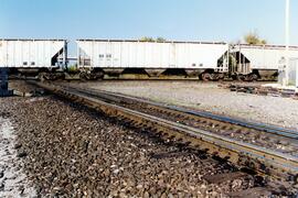 Tren IC maniobrando marcha atrás. Atraviesa la línea de NS en Tuscola, Illinois. Empujando la com...