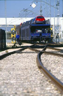 Reportaje sobre transporte de automóviles por ferrocarril en distintas tipologías de vagones