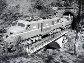 Locomotoras elécticas en el puente del Campanal
