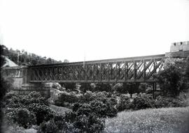 Puente metálico de un tramo y 54 m sobre el arroyo de Despeñaperros, con vigas tipo Linville, y s...