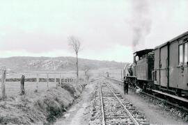 Composición de coches de viajeros remolcada por la locomotora de vapor nº 182 Pacific con rodaje ...