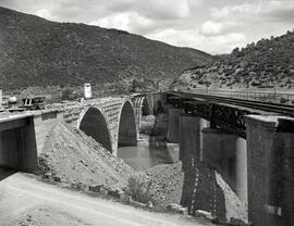 Obras de sustitución del puente métalico ferroviario de 4 tramos sobre el río Gallego existente e...