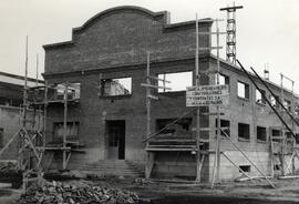Vista de un almacén de hierro en construcción, perteneciente al taller de material fijo de la est...