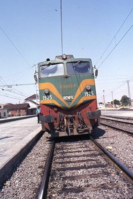 Locomotoras diésel - eléctricas de la serie 319 - 001 a 060 y 071 a 103 de RENFE, ex. 1901 a 1960...