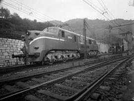 Locomotora eléctrica 277 - 003 de RENFE, ex 7703, detenida en la estación y depósito de máquinas ...
