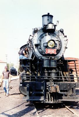 Vista general de la locomotora de vapor SLSF-1630, tipo 2-10-0, en las instalaciones del Illinois...